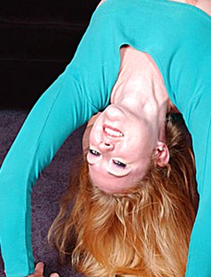 Нежная, бритая пелотка у навязчивой голой гимнастки