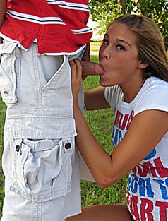 Опрятная девушка сосет в парке хуй