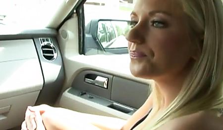 Выебал красивую блондинку сначала в рот, а потом добрался до влагалища