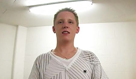 Белобрысый ботаник, трахает совсем юную однокурсницу с бритой писькой