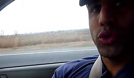 Крашенная девушка ублажает сама себя на берегу озера