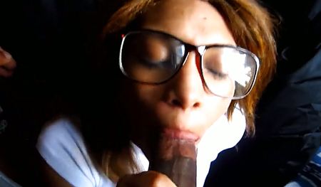 Девушка в очках быстро отсосала член