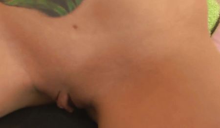 Блондинка нежно потерлась писей