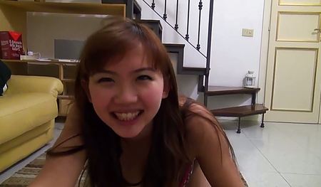 Веселая девушка играется пенисом