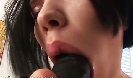 Ебет себя черным дилдо в шоколадную дырочку