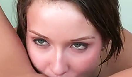 Страстно поцеловала киску находясь в воде