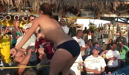 Телки оголяют свои сиськи на сцене