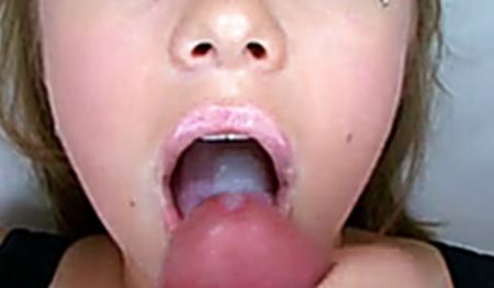 Краля трепает член и радуется сперме