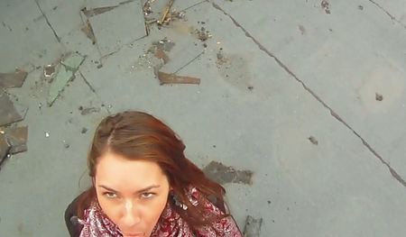 Телочка сделала минет и получила сперму на лицо