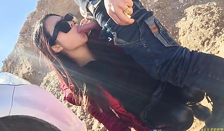 Надавал девушке в рот возле автомобиля