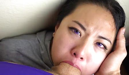 Дал смачно пососать член девушке