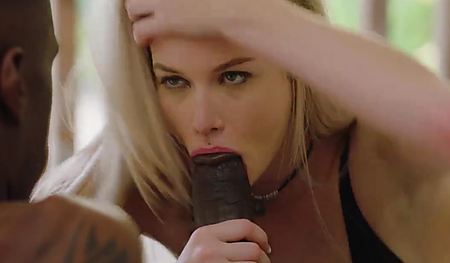 Двушка слегка пососала член ротиком