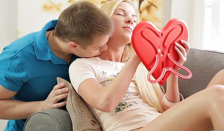 Ебет светлую девушку и целует