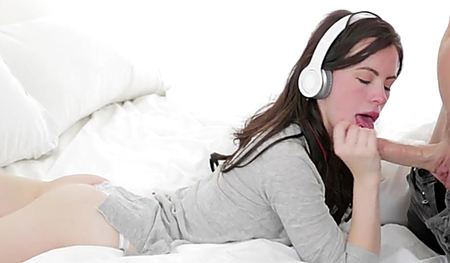 Лысый классно ебет сзади в письку тонкую телочку