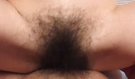 У девушка волосатая пизда пускает член