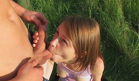 Телка сосала на природе