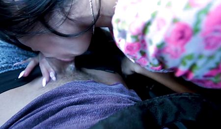 Склонилась к пенису в автомобиле