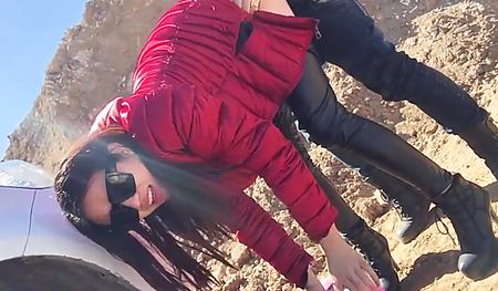 Трахает подругу у автомобиля