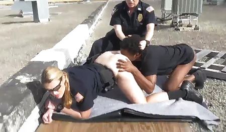 Сочные полицейские девушки обкатали член