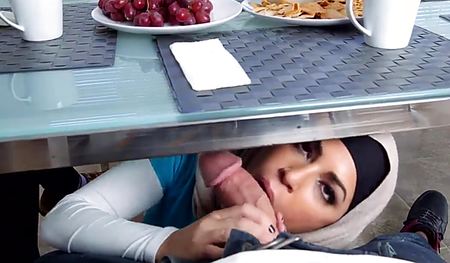 Отшлифовала член под столом