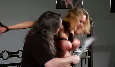 Хлестко шлепают телку по сиськам