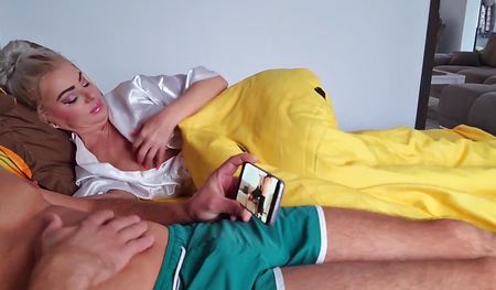 Любопытная мамаша увидела как сын смотрит порно и трахнулась