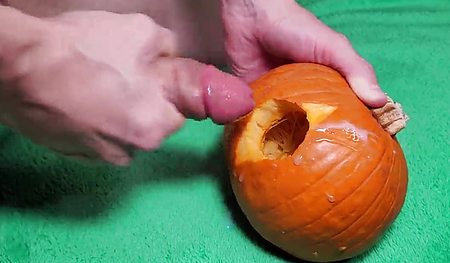 На Хэллоуин братик сравнивает киску младшей сестрёнки и обычную тыковку