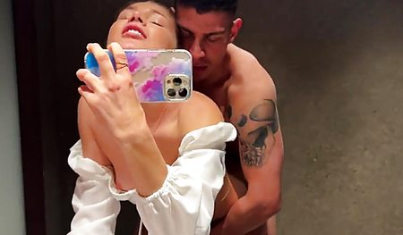 Случайный секс двух незнакомых людей в общественном туалете