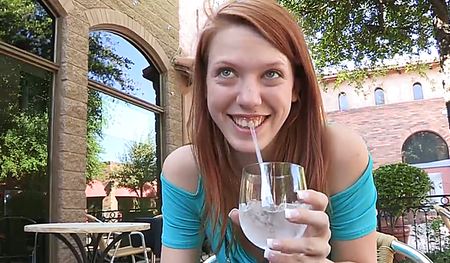 Рыжую красотку уговорили показать киску на улице