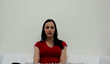 Молодая шлюха пришла на кастинг и отсосала член