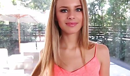 Хорошенькая молодая девушка шлифует член крутого перца