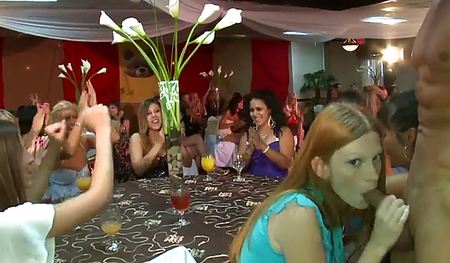 Парень в костюме получил минет по кругу на девичнике