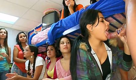 Смачный отсос в общаге в компании подруг