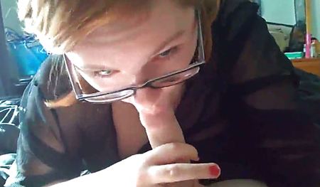 Очкаричка пососала член другу