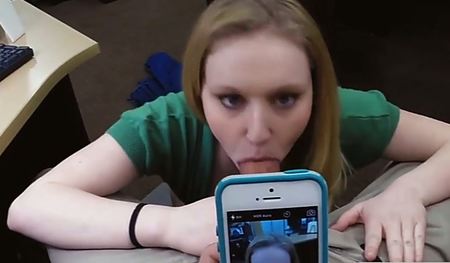 Красиво поебал девушку в офисе на столе