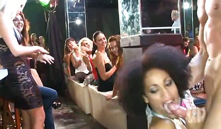 Красотки балдеют на вечеринке с членом